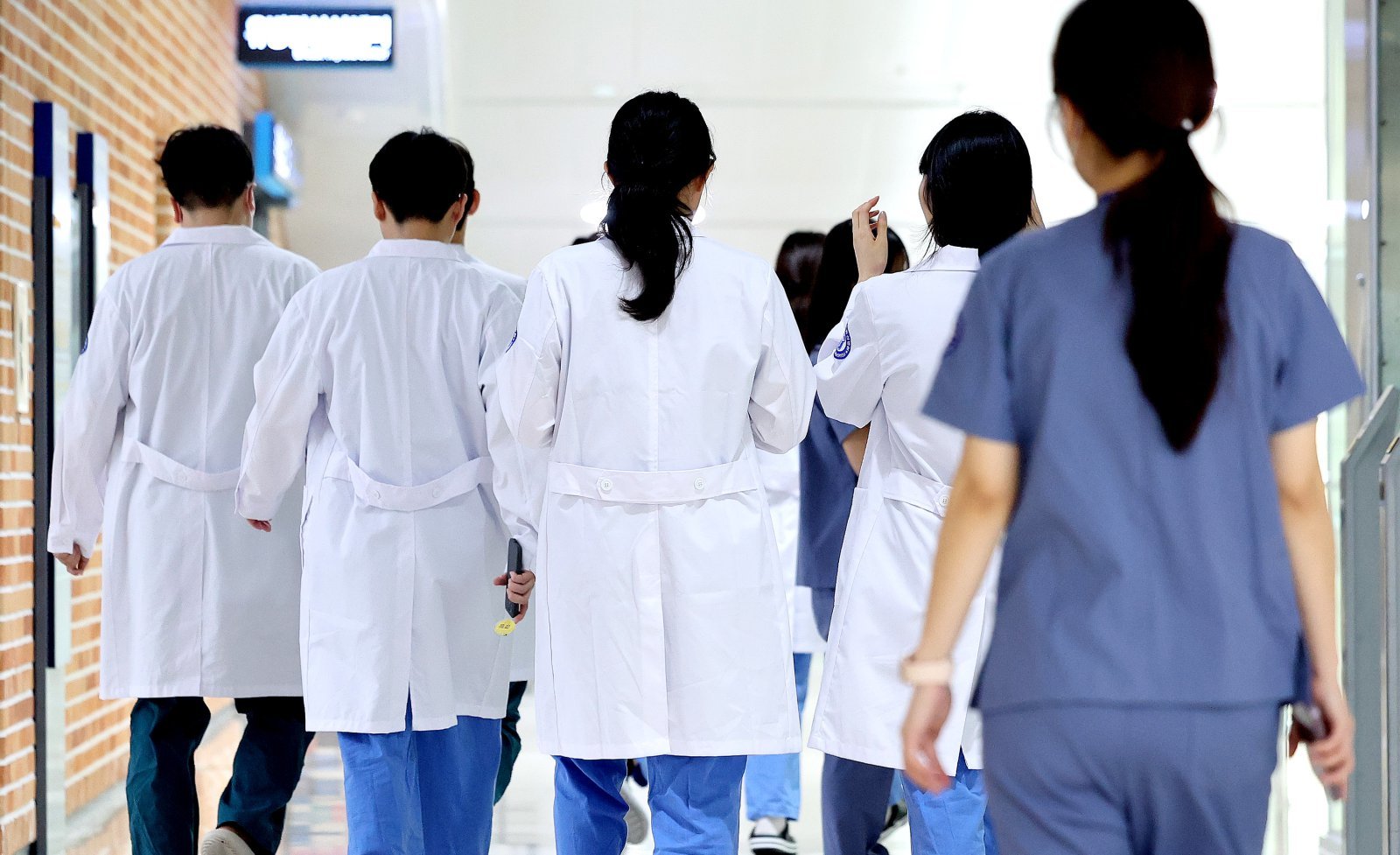 대구 시내의 한 대학병원에서 의료진들이 이동하고 있다. 2025.09.01 대구=뉴시스