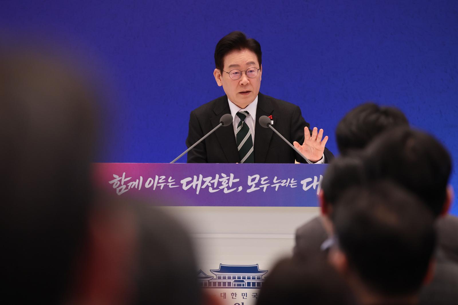 이재명 대통령이 21일 오전 청와대 영빈관에서 2026 신년 기자회견 ‘함께 이루는 대전환, 모두 누리는 대도약’에서 취재진의 질문을 받고 있다. 20260121 청와대사진기자단