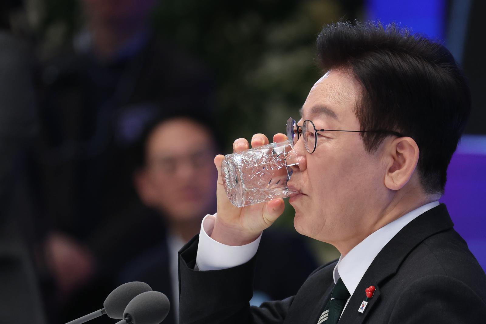 이재명 대통령이 21일 청와대 영빈관에서 열린 신년 기자회견에서 물을 마시고 있다. 2026.1.21/뉴스1