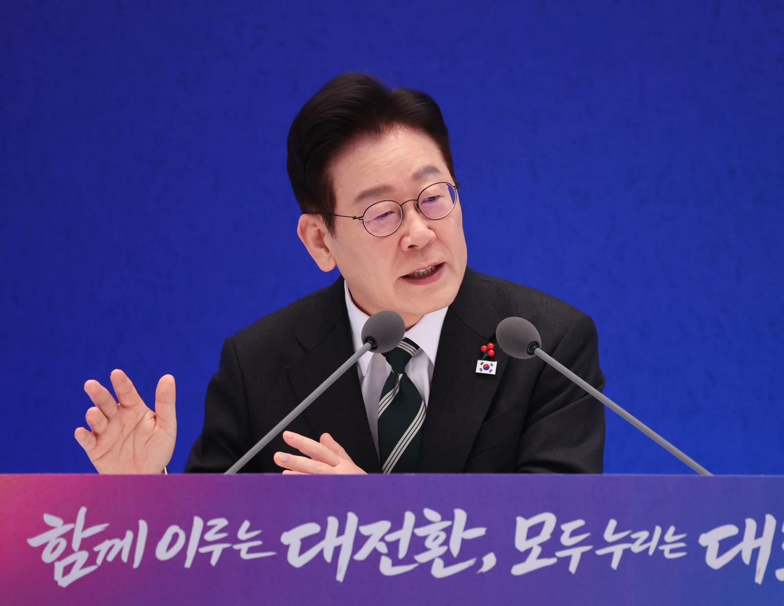 이재명 대통령이 21일 오전 청와대 영빈관에서 2026 신년 기자회견 ‘함께 이루는 대전환, 모두 누리는 대도약’에서 취재진 질문에 답하고 있다. 20260121 청와대사진기자단