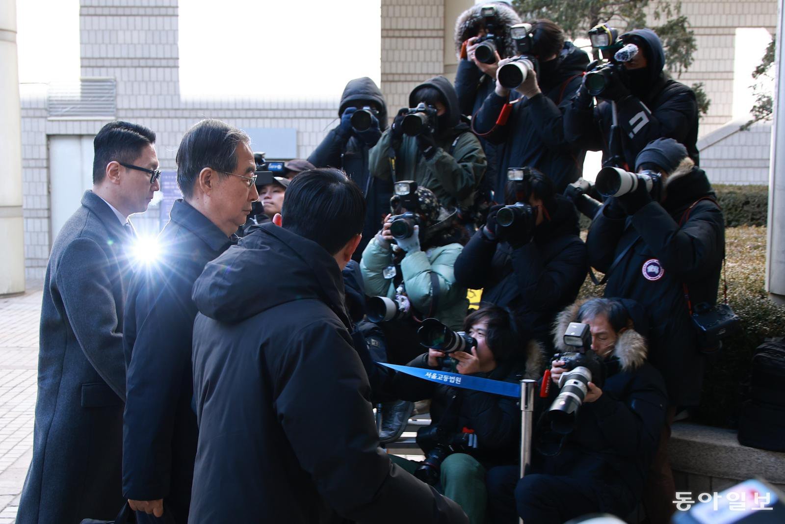 내란 우두머리 방조와 내란 중요임무종사 혐의를 받고 있는 한덕수 전 국무총리가 21일 1심 선고 재판에 참석하기 위해 서울중앙지법으로 들어가고 있다. 송은석 기자 silverstone@donga.com