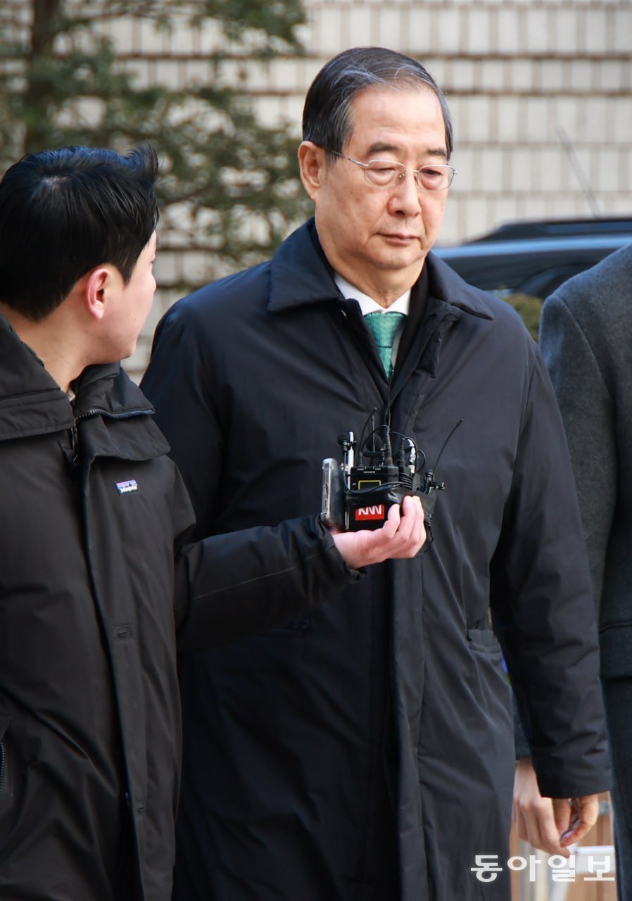 내란 우두머리 방조와 내란 중요임무종사 혐의를 받고 있는 한덕수 전 국무총리가 21일 1심 선고 재판에 참석하기 위해 서울중앙지법으로 들어가고 있다. 송은석 기자 silverstone@donga.com