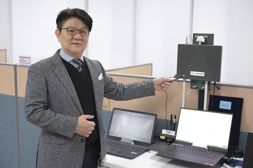 권오용 대표가 SK텔레콤과의 오픈이노베이션을 통해 완성한 LTE-V2X 무선 통신을 통한 표준적합성 확인용 기준 장비를 소개 중이다 / 출처=IT동아