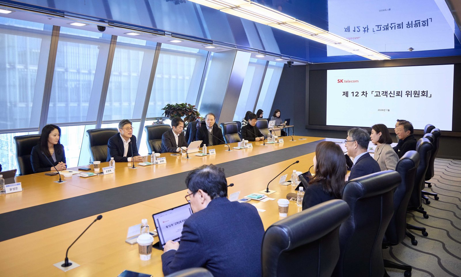 SK텔레콤은 고객신뢰 위원회(위원장 안완기)와 을지로에 위치한 T타워에서 2026년 첫 정기 간담회를 개최했다고 21일 밝혔다.