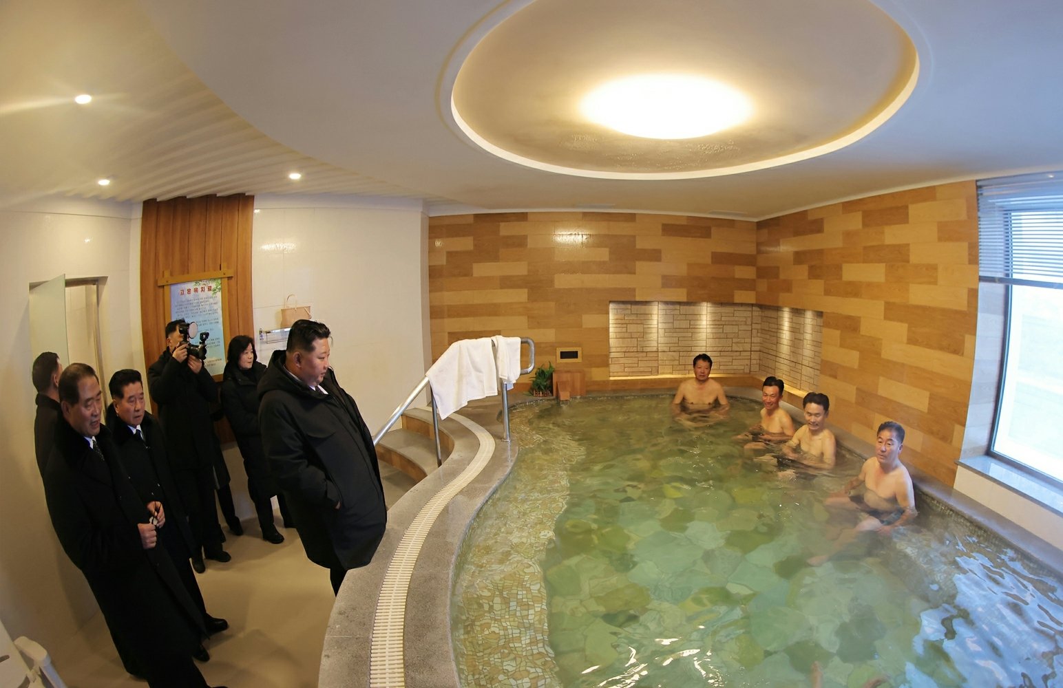 북한 노동당 기관지 노동신문은 21일 “온포근로자휴양소 준공식이 1월 20일 성대히 진행되였다”라며 “김정은동지께서 준공식에 참석하시었다”라고 보도했다. (평양 노동신문=뉴스1)