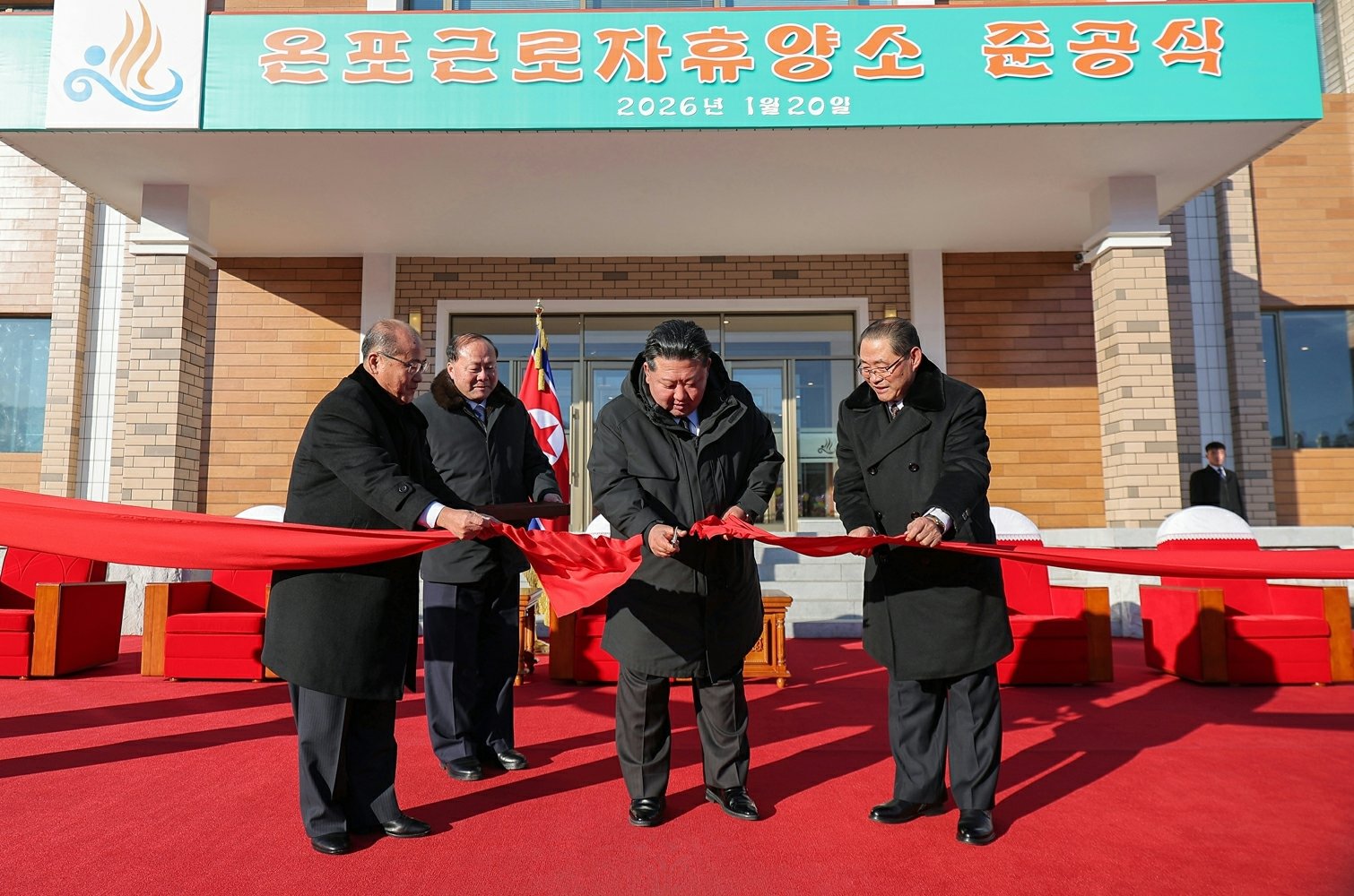 북한 노동당 기관지 노동신문은 21일 “온포근로자휴양소 준공식이 1월 20일 성대히 진행되였다”며 “김정은동지께서 준공식에 참석하시였다”고 보도했다.  (평양 노동신문=뉴스1)