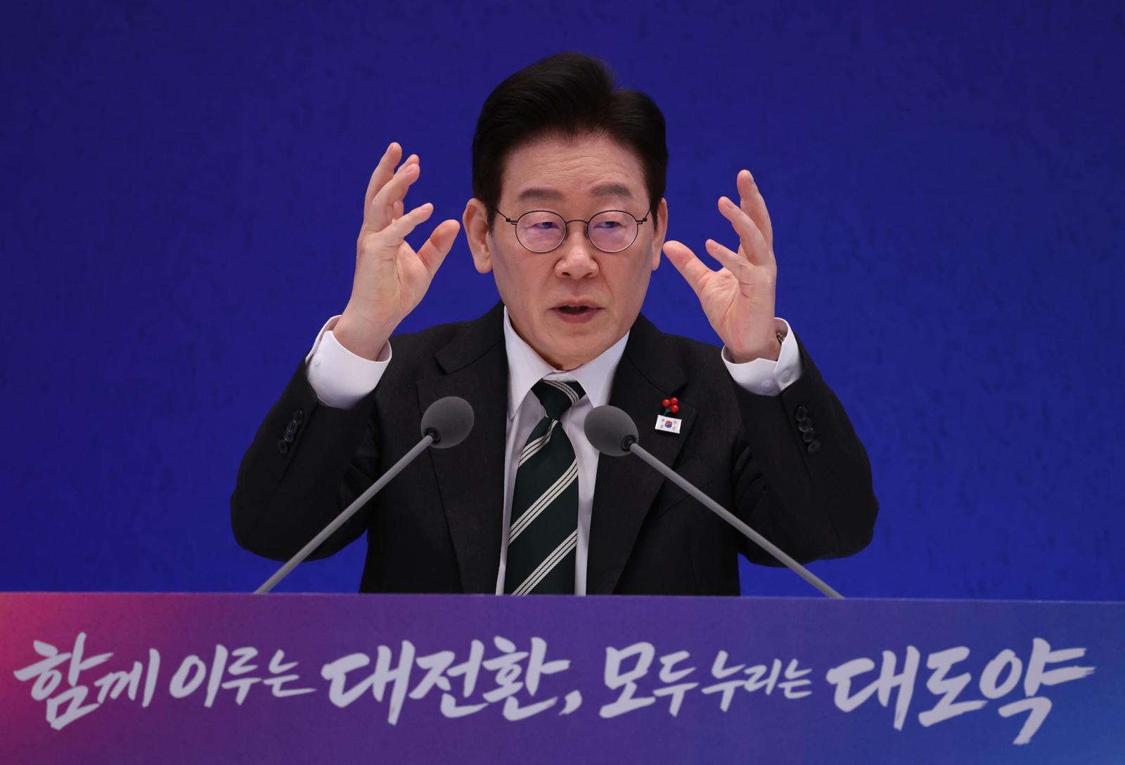 이재명 대통령이 21일 청와대 영빈관에서 2026 신년 기자회견 ‘함께 이루는 대전환, 모두 누리는 대도약’에서 기자의 질문에 답하고 있다. 2026.01.21 청와대사진기자단