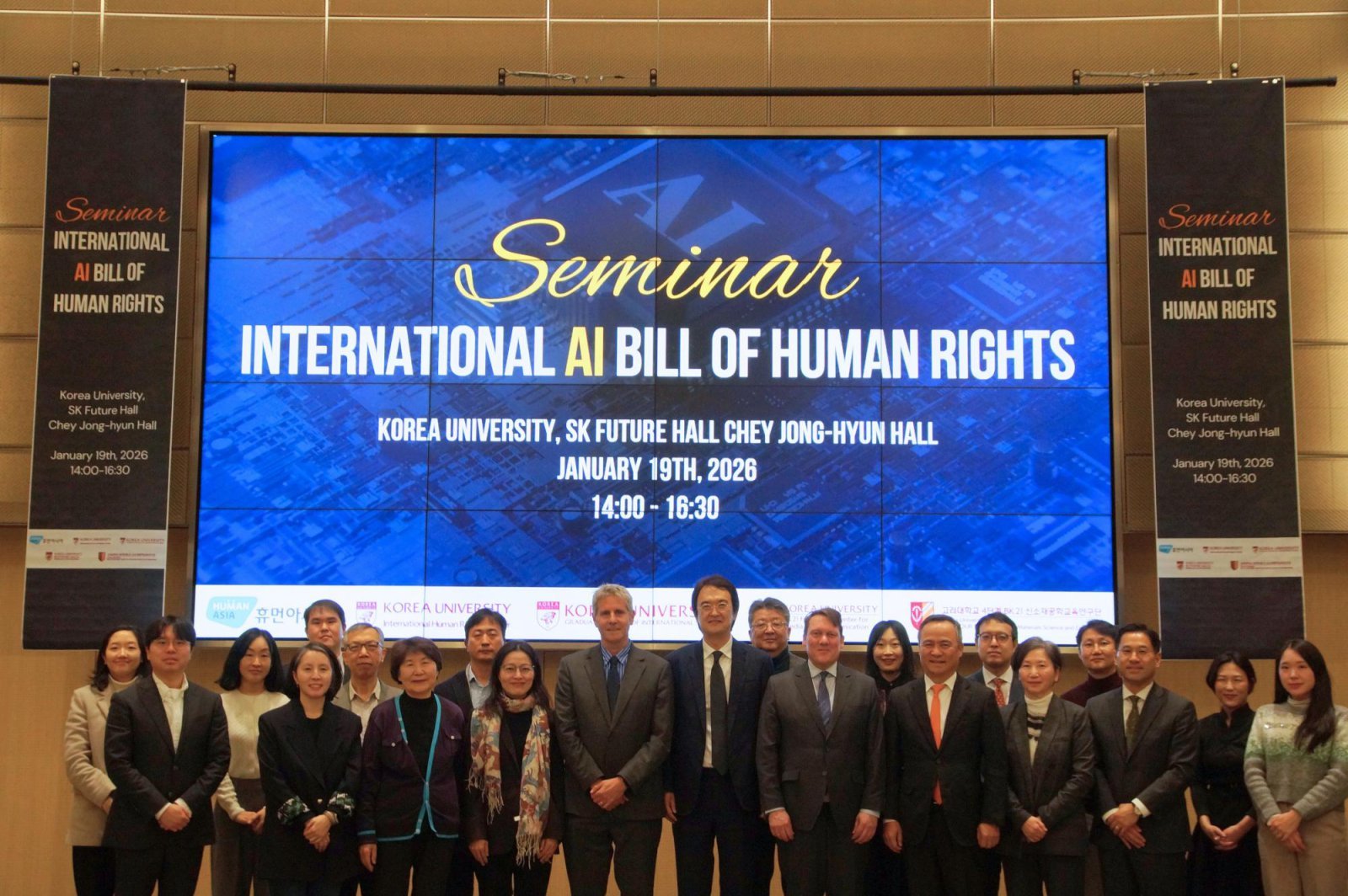 국제 AI 인권장전 세미나 참석자들이 기념 촬영을 하고 있다. 휴먼아시아 제공