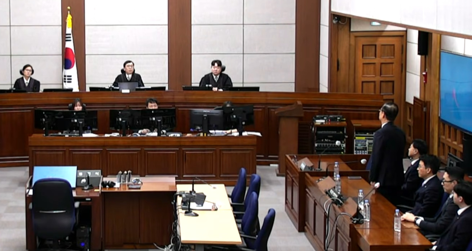 이진관 부장판사가 21일 서울 서초구 서울중앙지방법원에서 열린 한덕수 전 국무총리에 대한 우두머리 방조, 내란 중요임무 종사 등 혐의 사건 1심 선고 공판에서 징역 23년을 선고하고 있다. 채널A 화면 캡처