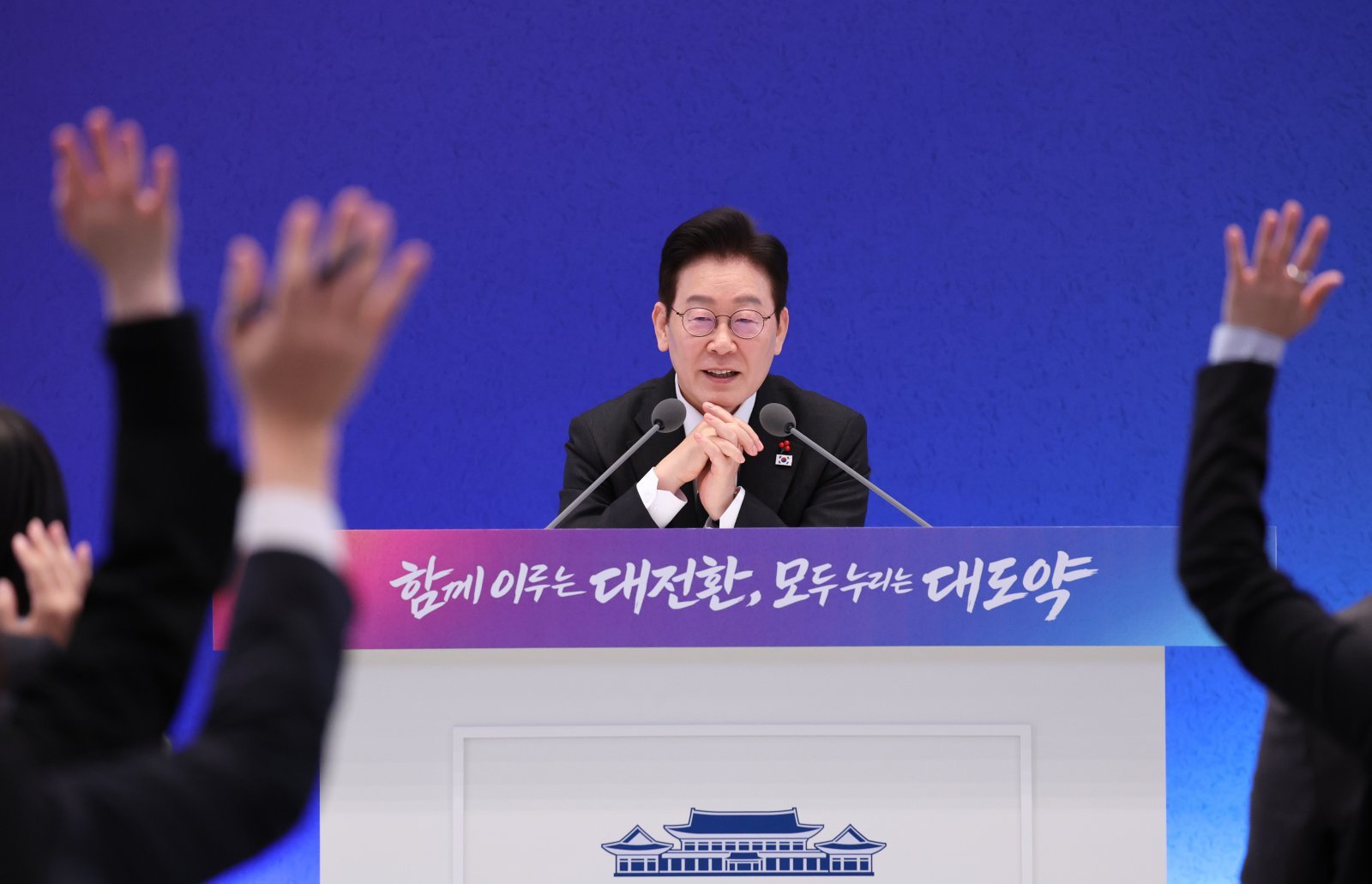 이재명 대통령이 21일 청와대 영빈관에서 2026 신년 기자회견 ‘함께 이루는 대전환, 모두 누리는 대도약’에서 기자의 질문을 받고 있다. 2026.01.21 청와대사진기자단