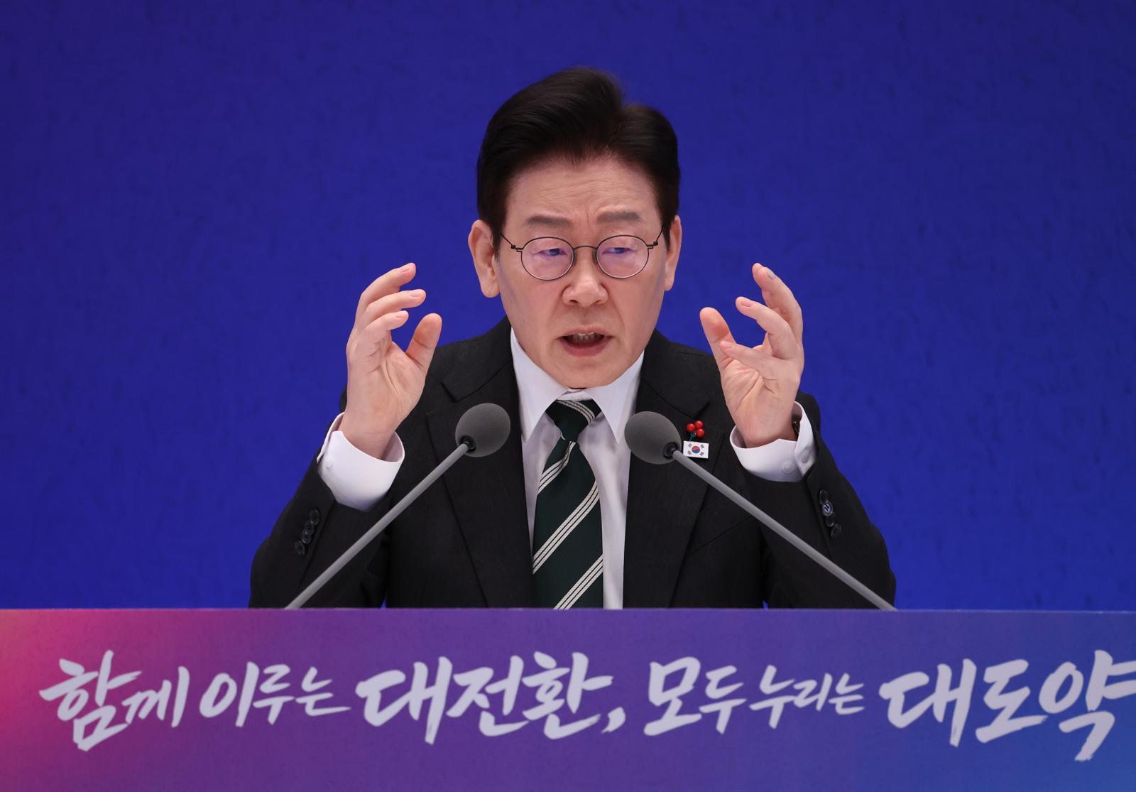 이재명 대통령이 21일 청와대 영빈관에서 2026 신년 기자회견 ‘함께 이루는 대전환, 모두 누리는 대도약’에서 기자의 질문에 답하고 있다. 청와대사진기자단