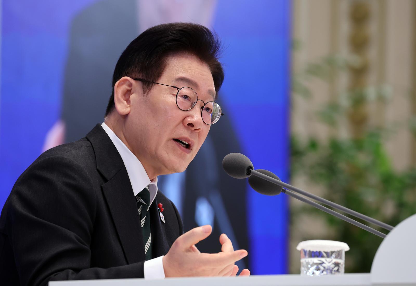 이재명 대통령이 21일 청와대 영빈관에서 2026 신년 기자회견 ‘함께 이루는 대전환, 모두 누리는 대도약’에서 기자의 질문에 답하고 있다. 청와대사진기자단