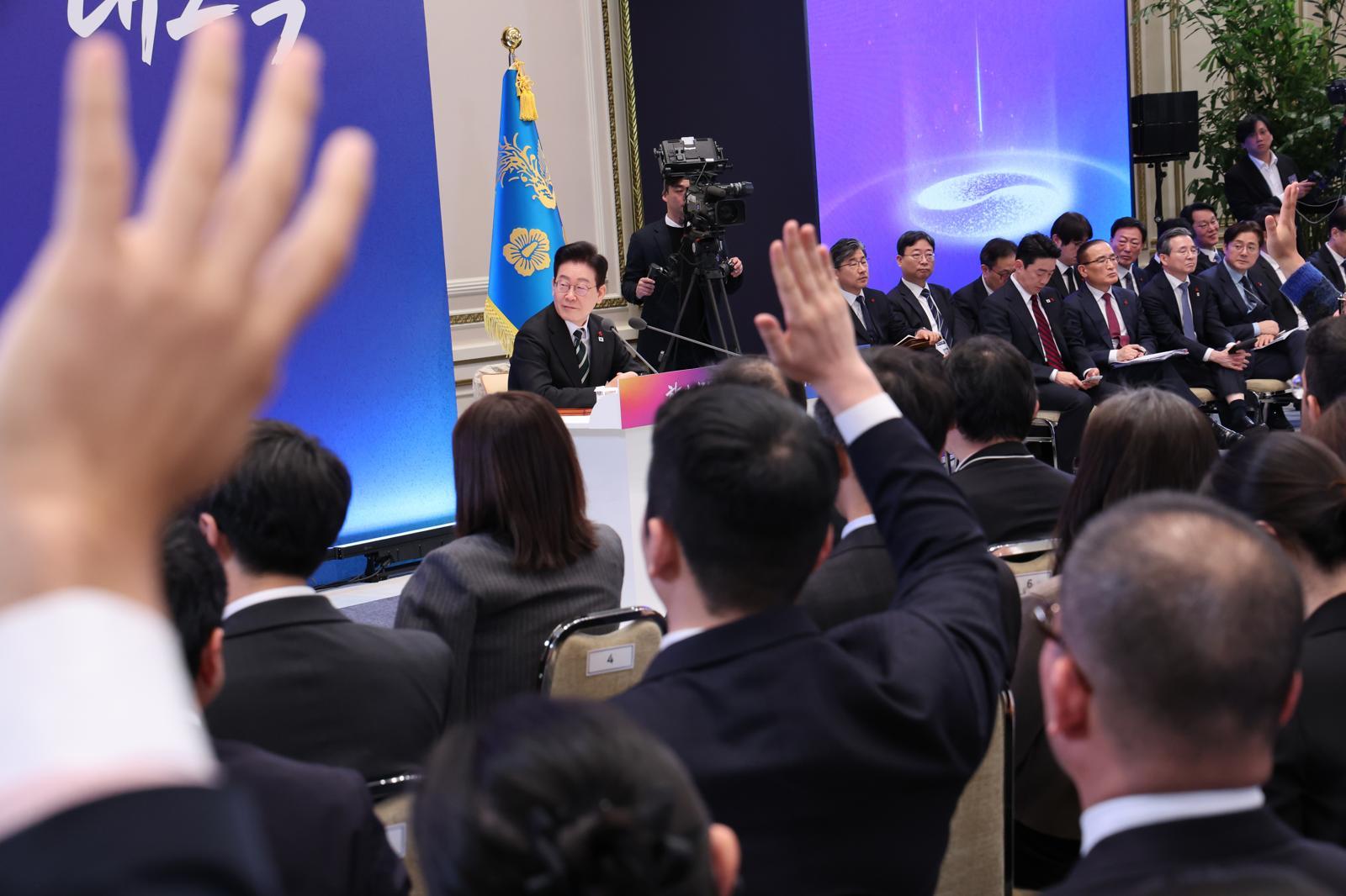 이재명 대통령이 21일 청와대 영빈관에서 2026 신년 기자회견 ‘함께 이루는 대전환, 모두 누리는 대도약’에서 기자의 질문을 받고 있다. 2026.01.21 청와대사진기자단