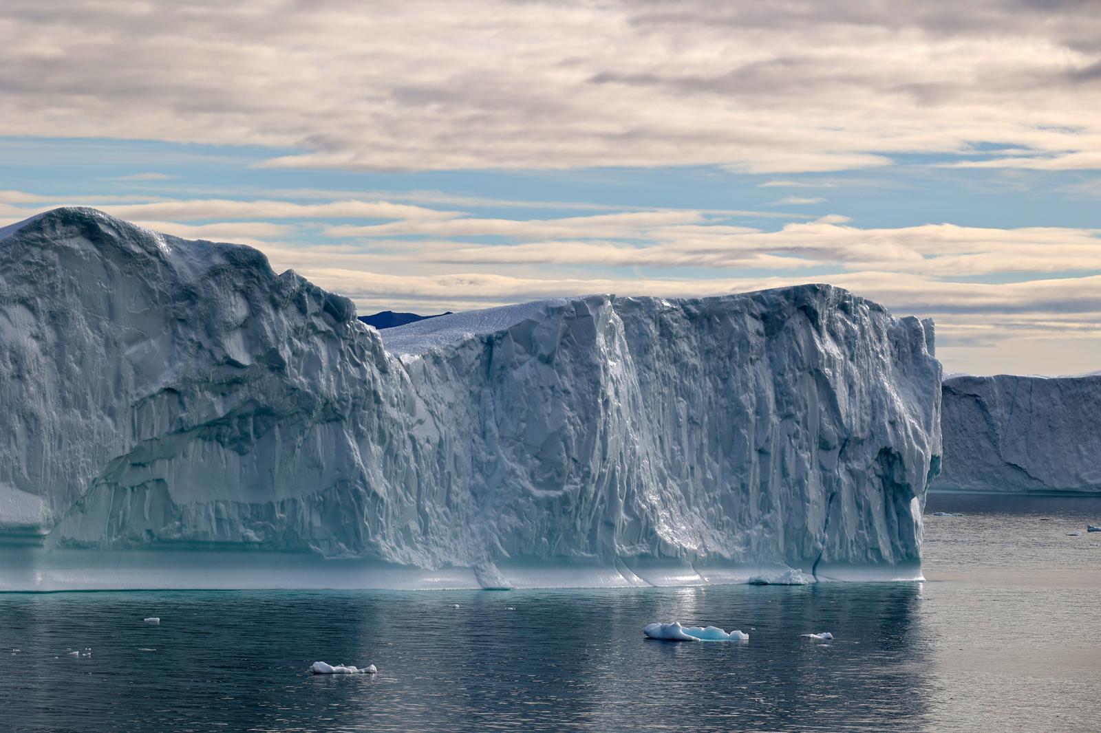 그린란드 우만나크 피오르드에 떠 있는 대형 빙산. 희토류·담수·에너지 자원이 매장된 북극권은 미·유럽·중국 간 전략 경쟁의 중심지로 떠오르고 있다. 게티이미지뱅크
