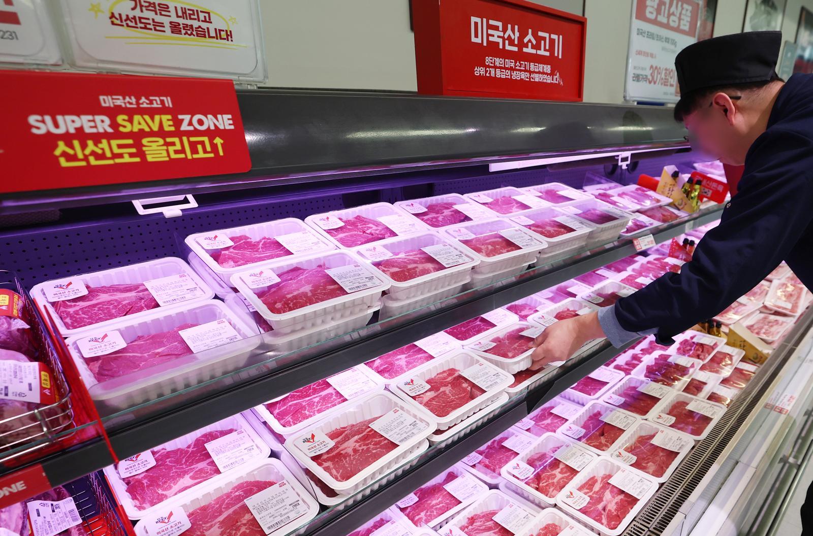 고환율 여파로 수입 먹거리 부담이 커지는 가운데 26일 서울의 한 대형마트 정육코너에 미국산 소고기가 진열돼 있다.  2025.12.26 (서울=뉴스1)