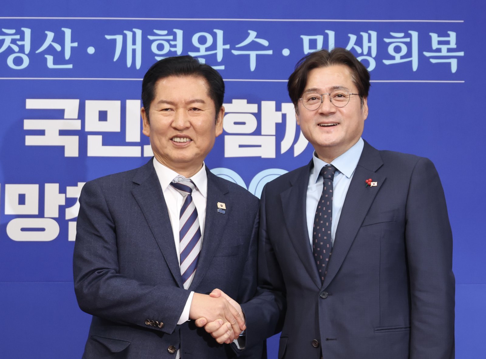 정청래 더불어민주당 대표가 21일 오후 서울 여의도 국회에서 홍익표 대통령비서실 정무수석을 접견하며 악수를 하고 있다.  뉴시스