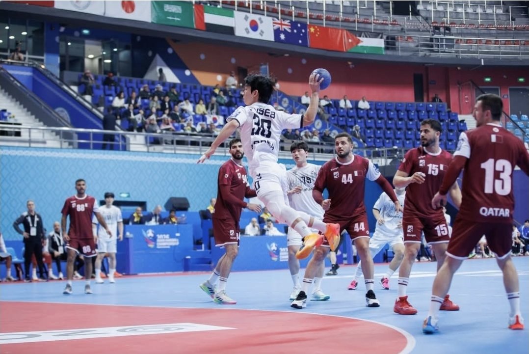 한국 남자 핸드볼 대표 이요셉(가운데·30번)이 20일 쿠웨이트의 사바알렘에서 열린 카타르와의 제22회 아시아 남자핸드볼선수권대회 조별리그 A조 경기 도중 슛을 시도하고 있다. 한국은 6회 연속 이 대회 우승팀이자 아시아 최강으로 평가받는 카타르를 32-31로 꺾고 조 1위로 8강 결선리그에 올랐다. 사진출처 아시아핸드볼연맹(AHF) 소셜미디어