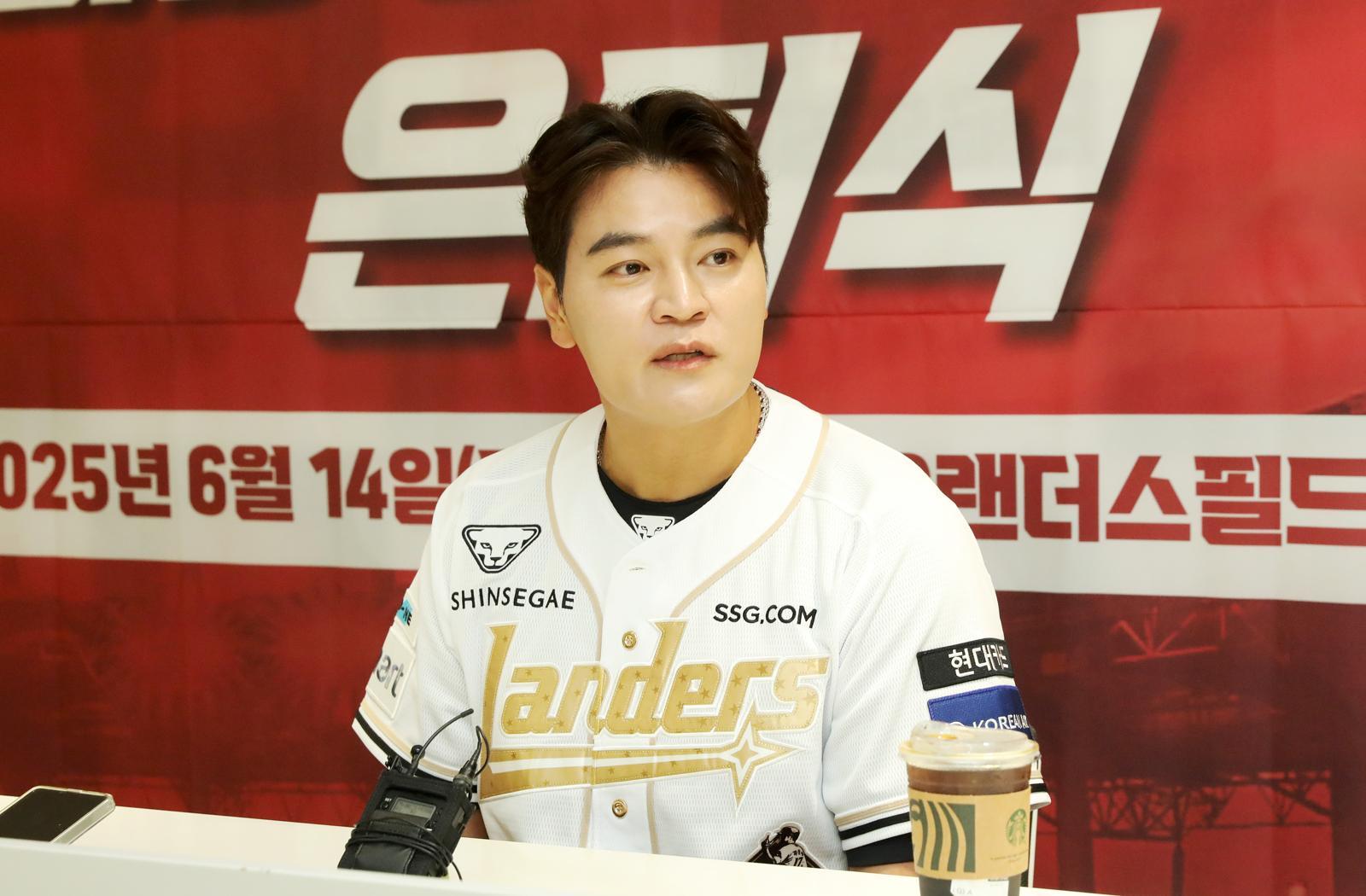 14일 인천 SSG랜더스필드에서 은퇴식을 앞두고 인터뷰를 하는 추신수 SSG 랜더스 구단주 보좌역. SSG 랜더스 제공