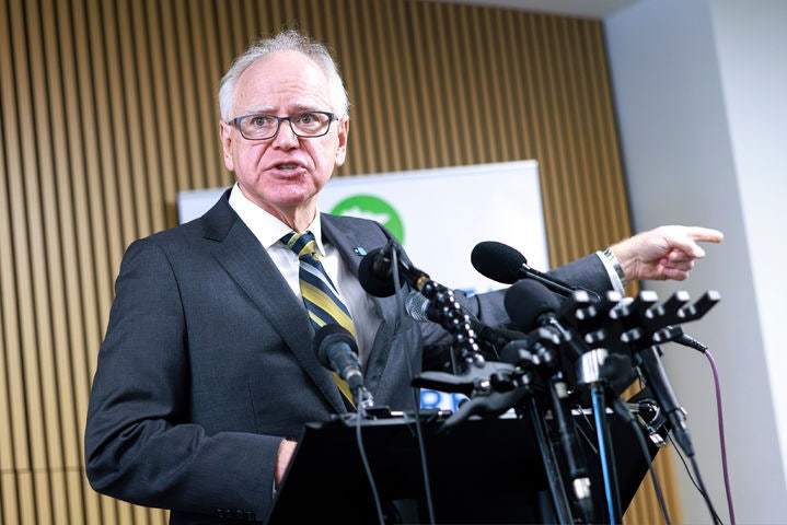 미국의 팀 월즈 미네소타 주지사가 지난 6일(현지 시간) 미니애폴리스에서 열린 기자회견에서 질문에 답하고 있다. 2026.01.21 미네소타=AP 뉴시스