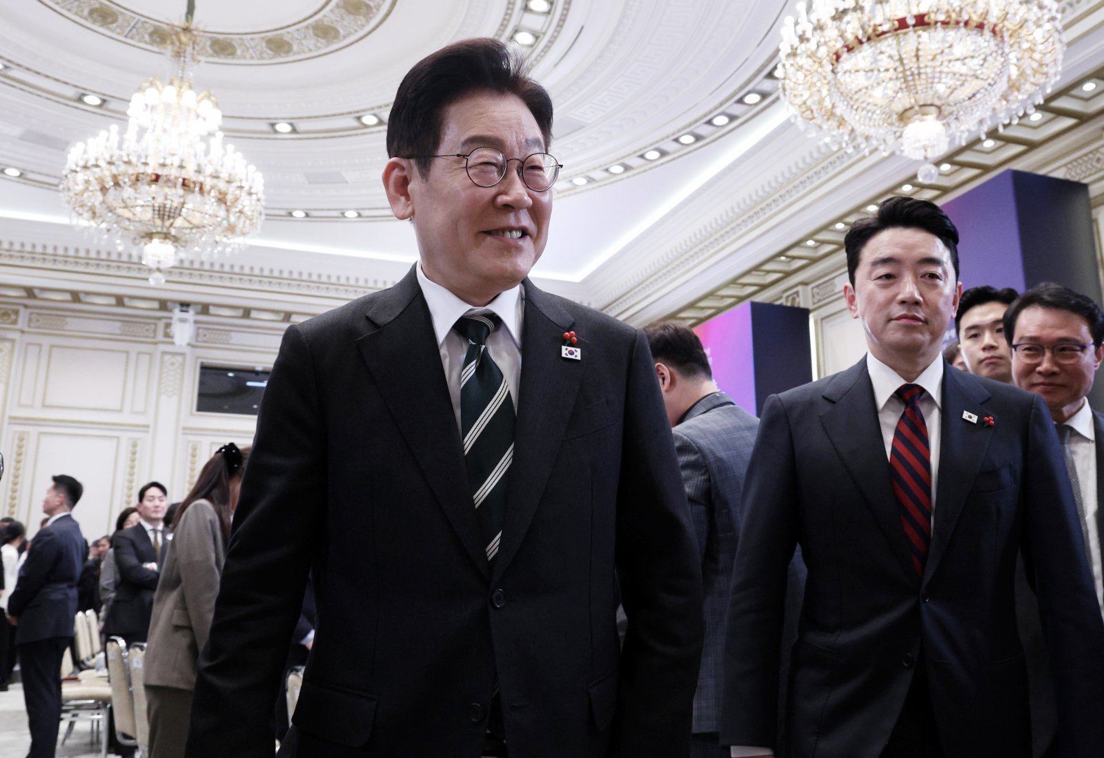 이재명 대통령이 21일 청와대 영빈관에서 열린 2026년 신년 기자회견을 마치고 이동하고 있다. 2026.01.21. 뉴시스