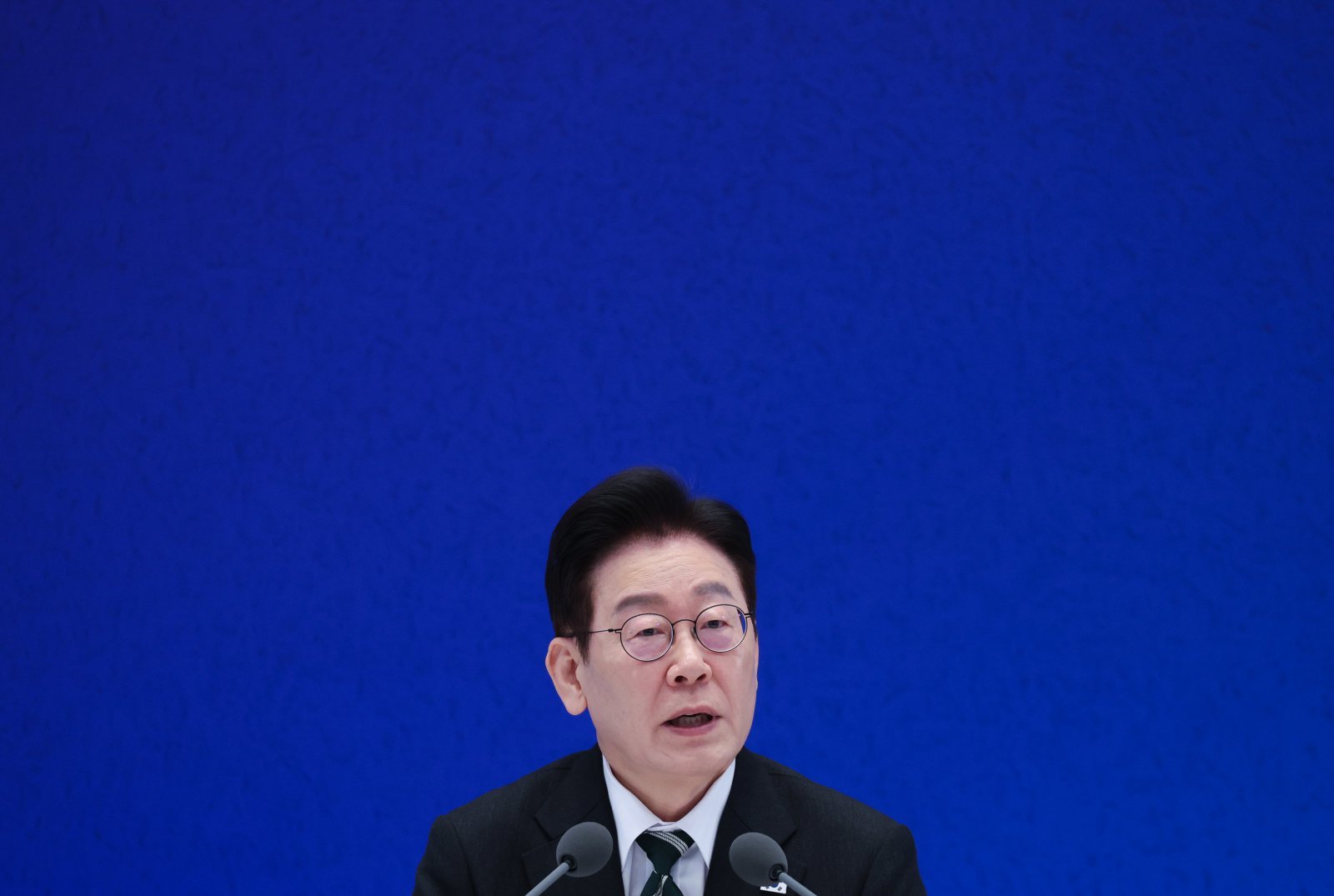 이재명 대통령이 21일 청와대 영빈관에서 열린 신년 기자회견에서 취재진 질문에 답변하고 있다. 2026.1.21/뉴스1