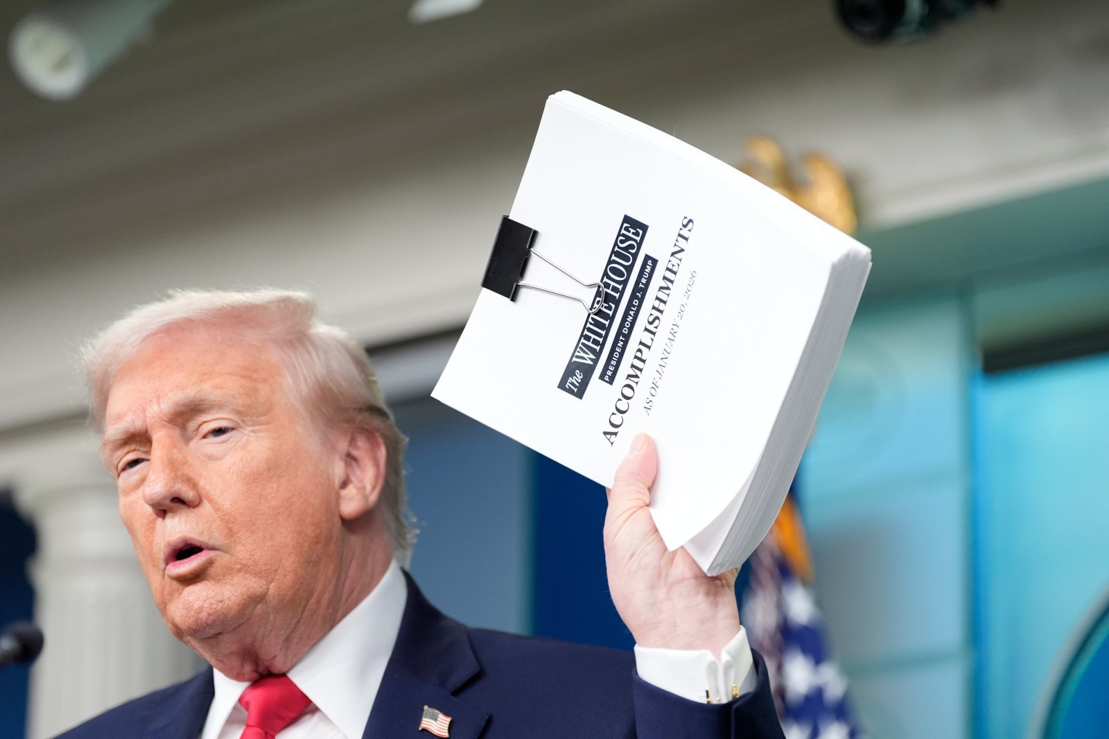 “이게 내 업적”
도널드 트럼프 미국 대통령이 재집권 1년을 맞은 20일 워싱턴 백악관에서 ‘업적’이라고 적힌 두꺼운 서류를 들어 보이며 1년간의 성과를 자찬했다. 그는 한국이 미국에 직접 투자하기로 한 2000억 달러(약 294조 원) 중 일부를 알래스카 액화천연가스(LNG) 사업에 쓸 가능성이 있다는 점을 시사했다. 
워싱턴=AP 뉴시스