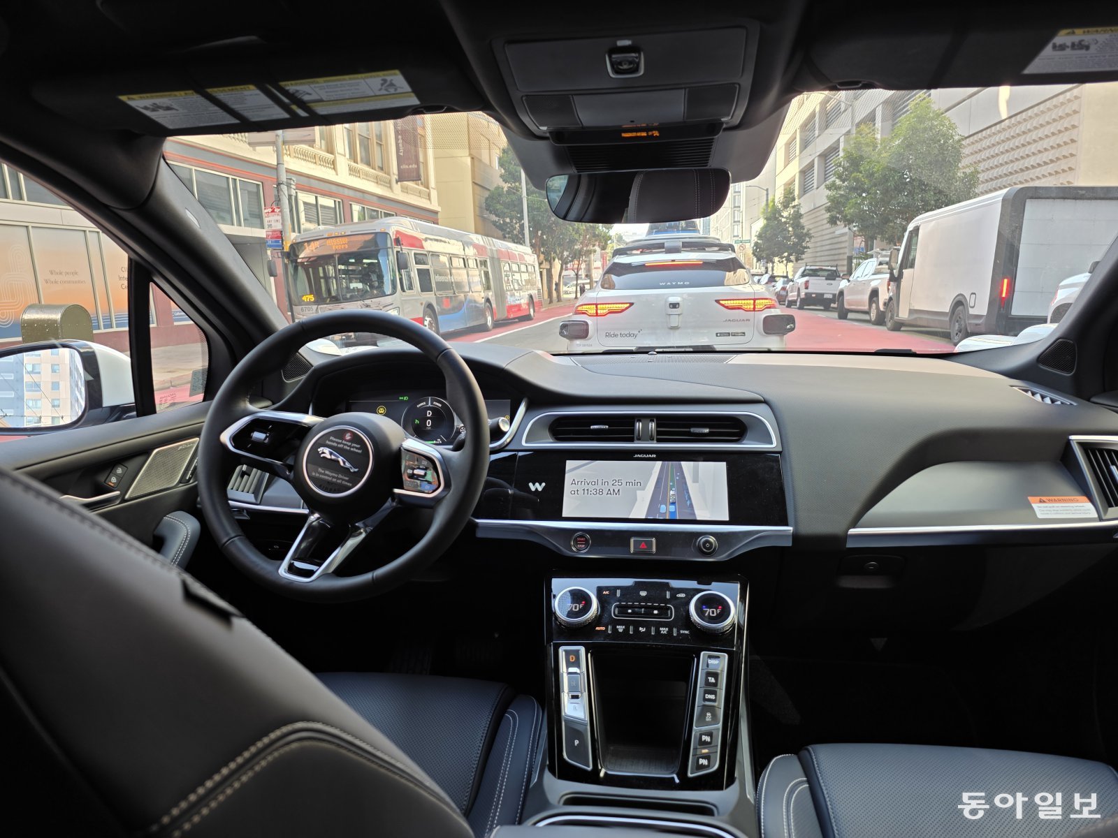 15일(현지 시간) 미국 샌프란시스코에서 탑승한 자율주행 로보택시 웨이모가 자율주행으로 운전하는 모습. 탑승한 웨이모 앞에는 또 다른 웨이모 차량이 운행 중이었다. 현재 미국 10여 곳에서 웨이모가 운행 중이며, 샌프란시스코에서만 1000여 대의 웨이모가 운영되고 있다. 샌프란시스코=최지원 기자 jwchoi@donga.com