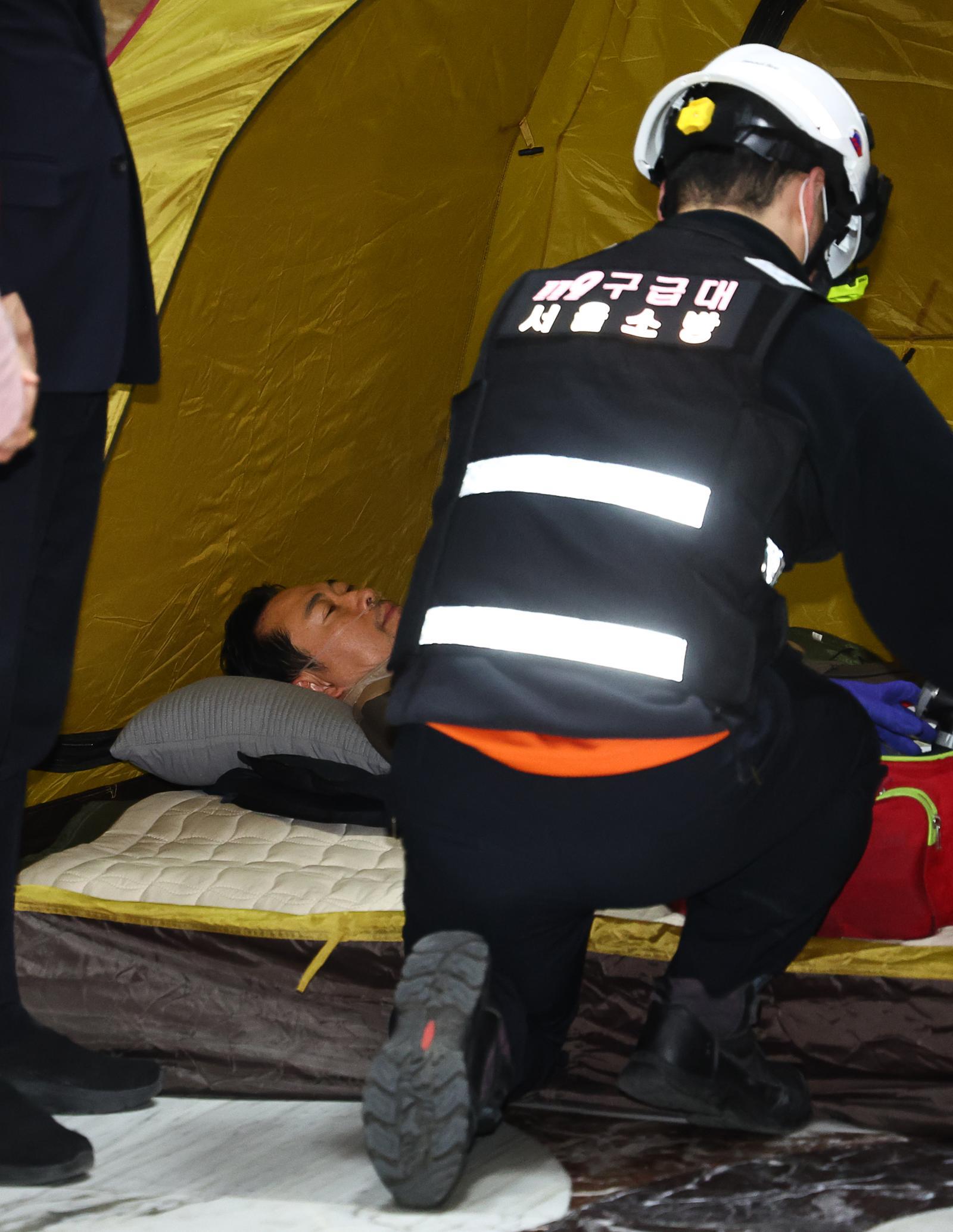 소방 구급대원이 21일 국회 로텐더홀 장동혁 국민의힘 대표 통일교·공천헌금 ‘쌍특검’ 수용 촉구 단식 농성장에서 장 대표 상태를 확인하고 있다. 뉴시스