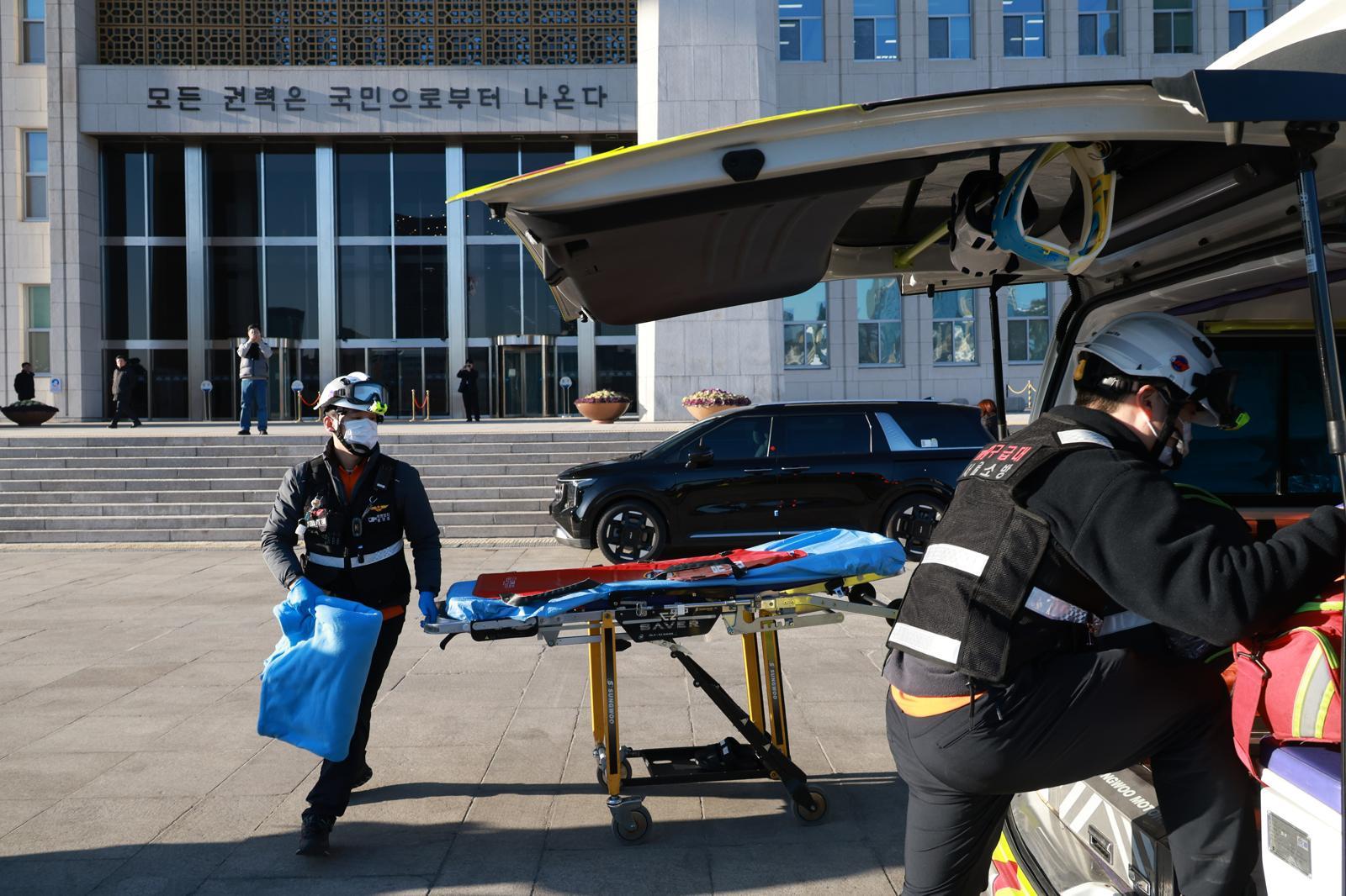 119 대원들이 21일 서울 여의도 국회에서 단식농성 중인 장동혁 국민의힘 대표를 병원으로 이송하려다 장 대표 거부로 다시 돌아가고 있다. 뉴시스