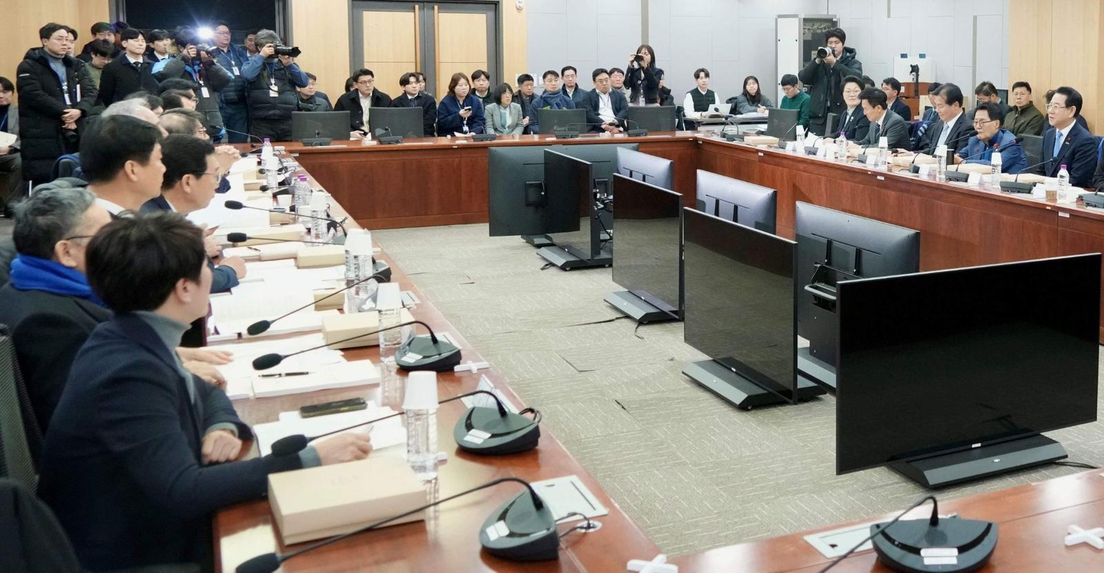 광주시와 전남도는 21일 국회의원회관 제2세미나실에서 ‘광주전남 통합 특별법 검토 시·도지사-국회의원 2차 조찬 간담회’를 열었다. 광주시 제공