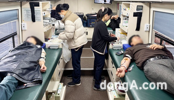 20일 서울 중구 농협 중앙본부 앞 헌혈 버스에서 임직원들이 헌혈 캠페인에 참여하고 있다. 농협 제공