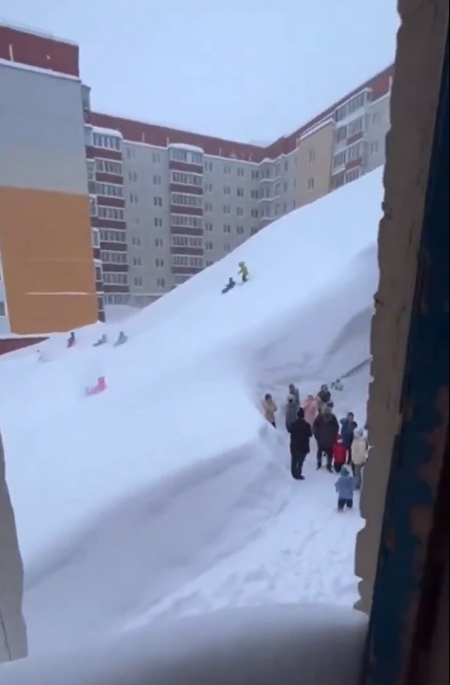 러시아 폭설의 위력…아파트 10층 높이 쌓여 도시 마비