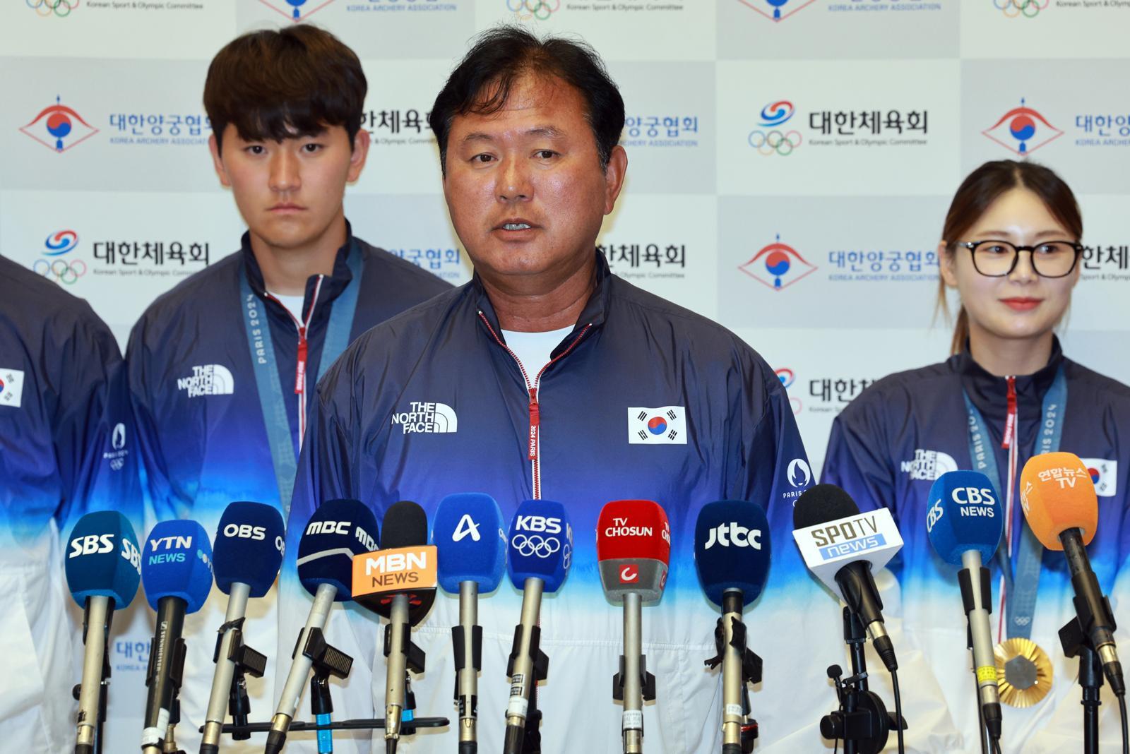 2024 파리 올림픽에서 전 종목 금메달 5개를 휩쓸며 대기록을 세운 홍승진 총감독이 2024년 8월 6일 인천국제공항 제2여객터미널을 통해 귀국한 뒤 취재진의 질문에 답하고 있다.인천=뉴시스