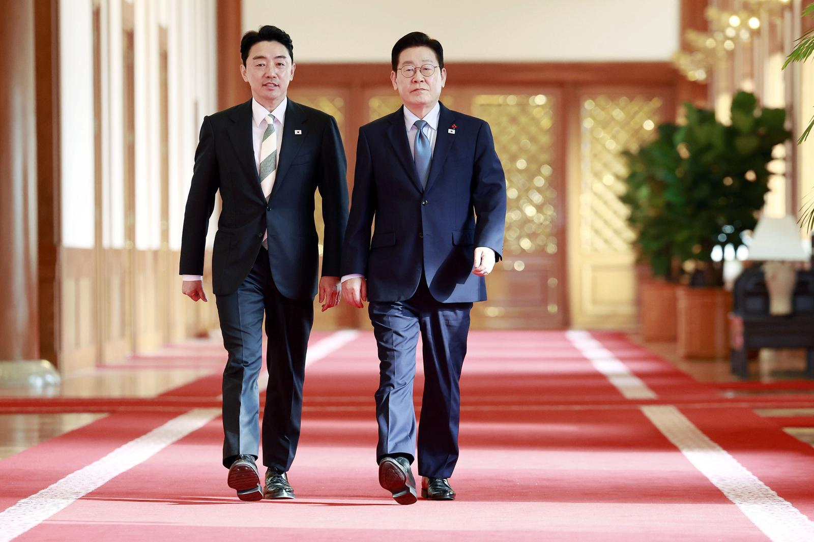 이재명 대통령이 15일 청와대에서 열린 수석보좌관회의에 강훈식 비서실장과 함께 입장하고 있다. 2026.01.15 [서울=뉴시스]