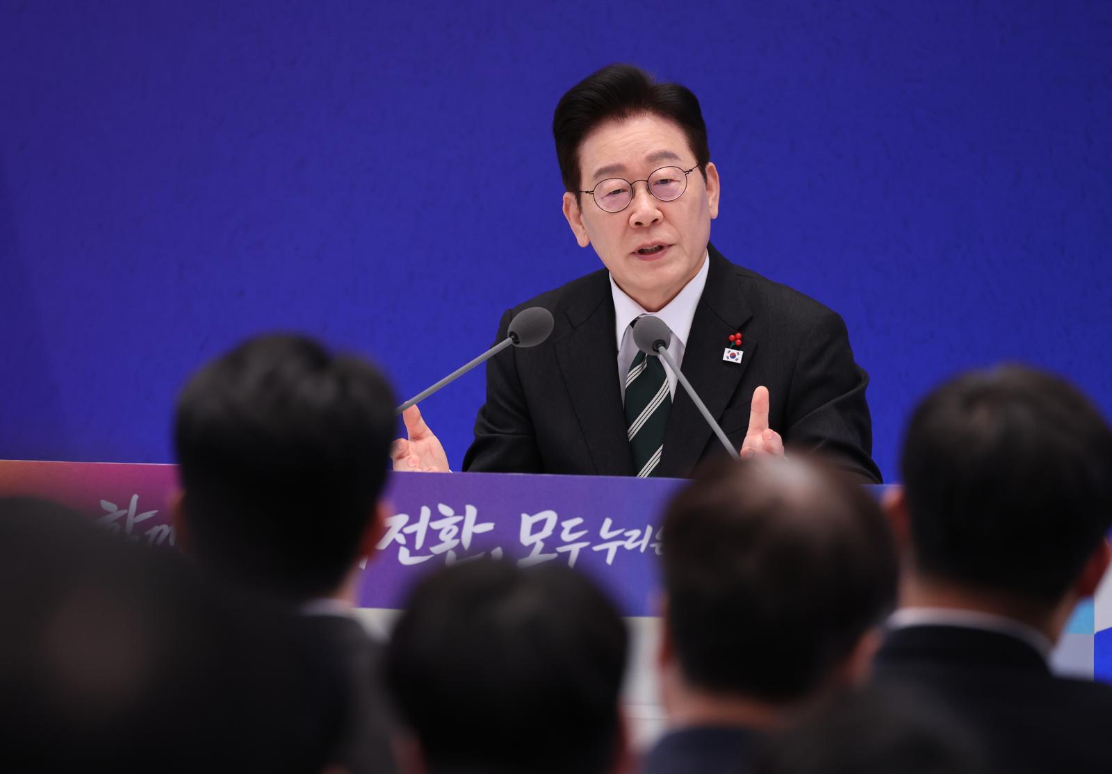 이재명 대통령이 21일 청와대 영빈관에서 2026 신년 기자회견 ‘함께 이루는 대전환, 모두 누리는 대도약’에서 기자의 질문에 답하고 있다. 2026.01.21 청와대사진기자단