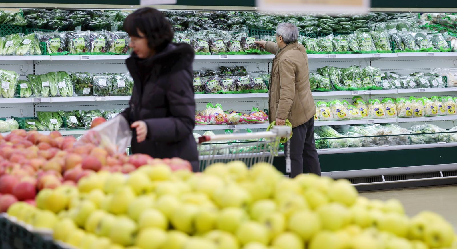 서울 시내 한 대형마트에서 시민들이 농림수산품을 살펴보고 있다.  2026.01.20 뉴시스