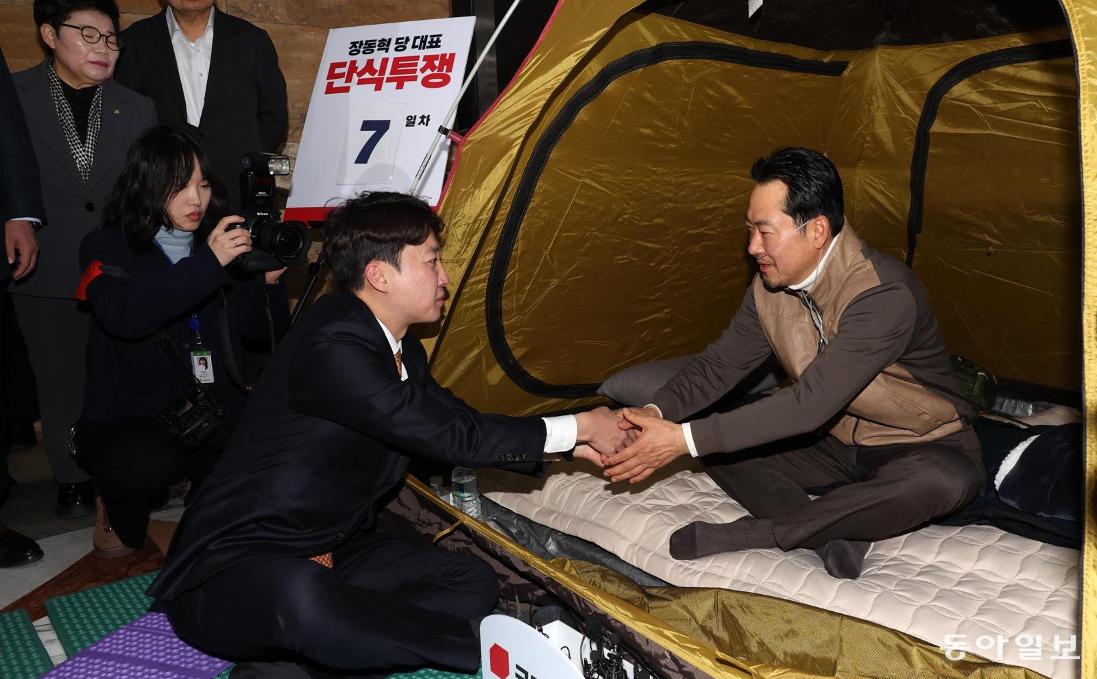 개혁신당 이준석 대표가 21일 서울 여의도 국회 로텐더홀에서 단식 농성 중인 국민의힘 장동혁 대표(오른쪽)를 찾아 손을 잡고 격려하고 있다. 이 대표는 “양당 공조를 강화하려면 대표님이 지휘관으로서 역할을 해주셔야 한다”고 했고, 장 대표는 “야당이 할 수 있는 게 이런 것밖에 없어서 이런 선택을 해야 하는 상황”이라고 답했다.
장승윤 기자 tomato99@donga.com