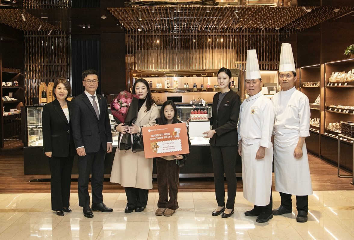 롯데호텔 프리미엄 딸기 케이크의 10만 번째 구매 고객이 이벤트 당첨 후 롯데호텔앤리조트 관계자들과 함께 기념 촬영을 하고 있다. 롯데호텔앤리조트 제공