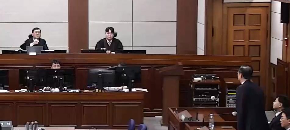 선고 듣는 한덕수
21일 서울 서초구 서울중앙지법 417호 대법정에서 형사합의33부(부장판사 이진관) 심리로 열린 한덕수 전 국무총리에 대한 내란 우두머리 방조 및 내란 중요임무종사 등 혐의에 대한 1심 선고공판이 진행되고 있다. 채널A 화면 캡처