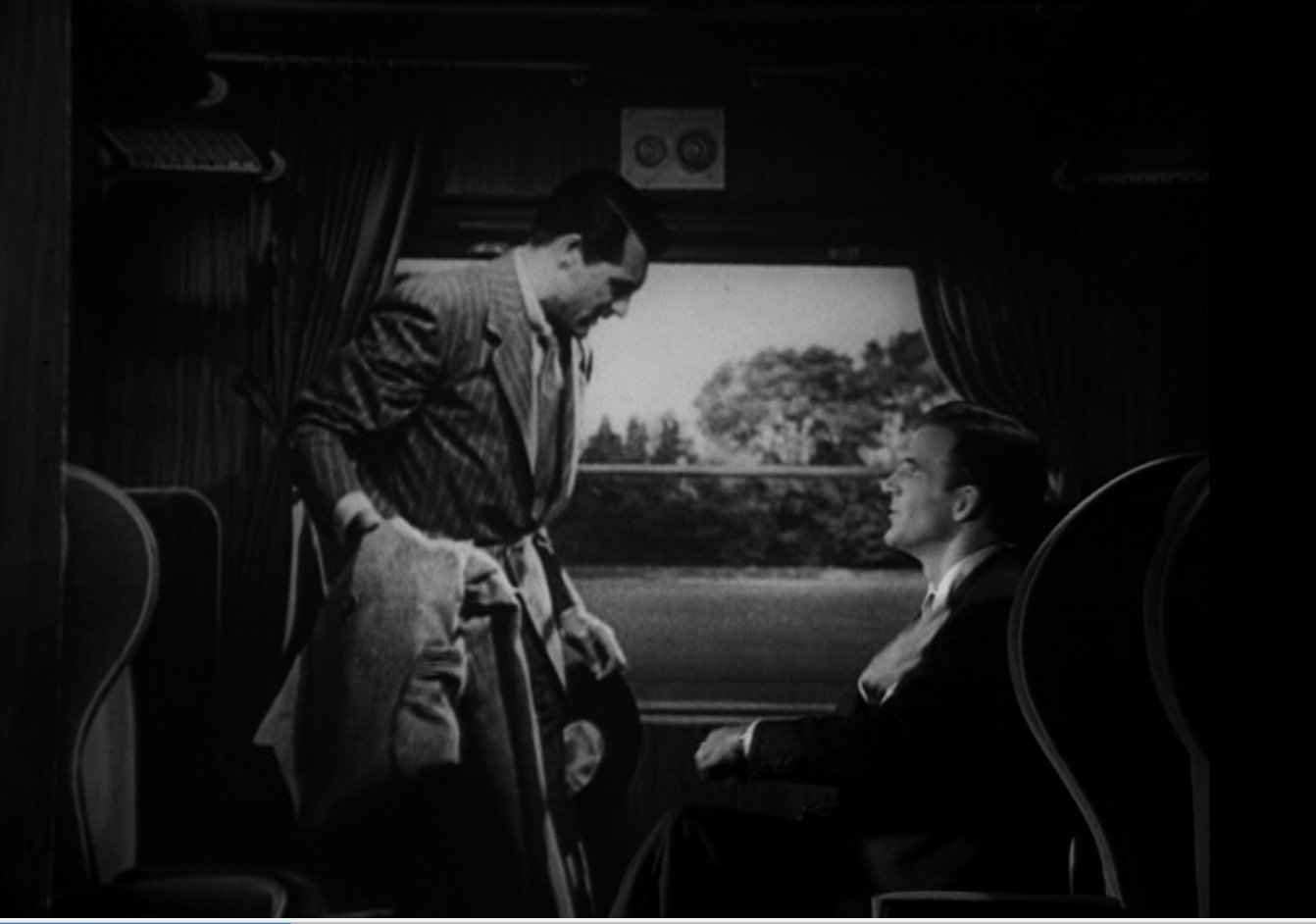 영화 ‘죽은 자는 체크무늬를 입지 않는다’에선 히치콕의 ‘의혹’(1941년) 속 장면을 차용해 새로운 장면으로 재구성했다. 릭비 역의 스티브 마틴(오른쪽)이 ‘의혹’ 속 조니 역의 케리 그랜트와 같은 열차 칸에 앉아 있는 것처럼 편집했다. 유니버설픽처스 제공