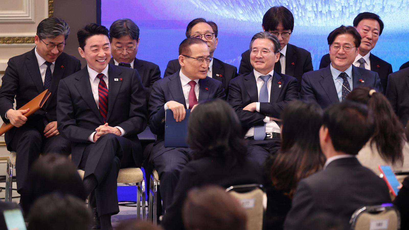 강훈식 대통령비서실장과 위성락 국가안보실장, 김용범 정책실장, 홍익표 정무수석비서관(앞줄 왼쪽부터)이 21일 청와대 영빈관에서 열린 신년 기자회견에 참석해 웃고 있다. 청와대사진기자단