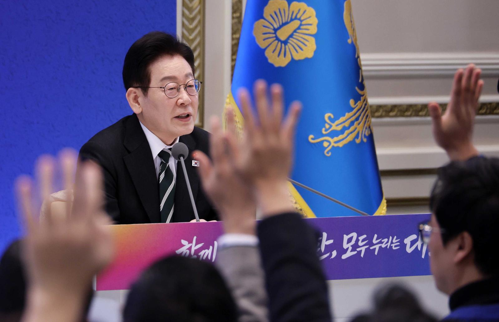 이재명 대통령이 21일 청와대 영빈관에서 열린 신년 기자회견에서 기자들의 질문을 받고 있다. 이 대통령은 이날 정교 유착에 대해 “나라를 지키라고 총을 줬더니 마음대로 쏘겠다며 국민에게 총구를 겨냥하는 반란 행위와 똑같다”며 “반드시 뿌리 뽑아야 한다”고 말했다. 청와대사진기자단