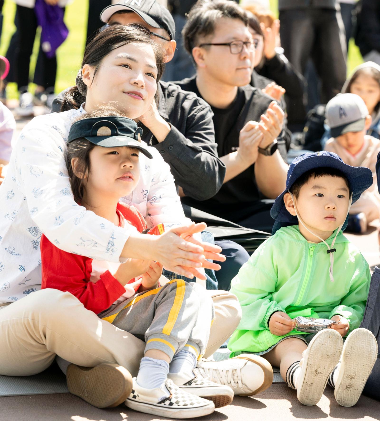 지난해 5월 5일 어린이날 화성시 ‘영유아 가족 어울림 축제’에서 아이들과 학부모들이 행사를 관람하고 있다. 화성시 제공
