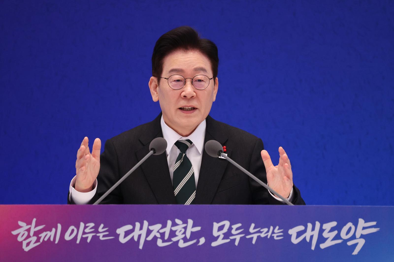 2시간 53분 기자회견 이재명 대통령이 21일 청와대 영빈관에서 열린 신년 기자회견에서 발언하고 있다. 이 대통령은 “90분으로 예정돼 있지만 원하면 충분히 시간을 갖겠다”며 2시간 53분간 25개의 질문에 답했다. 청와대는 “문민정부 이후 역대 최장 기자회견”이라고 밝혔다. 청와대사진기자단