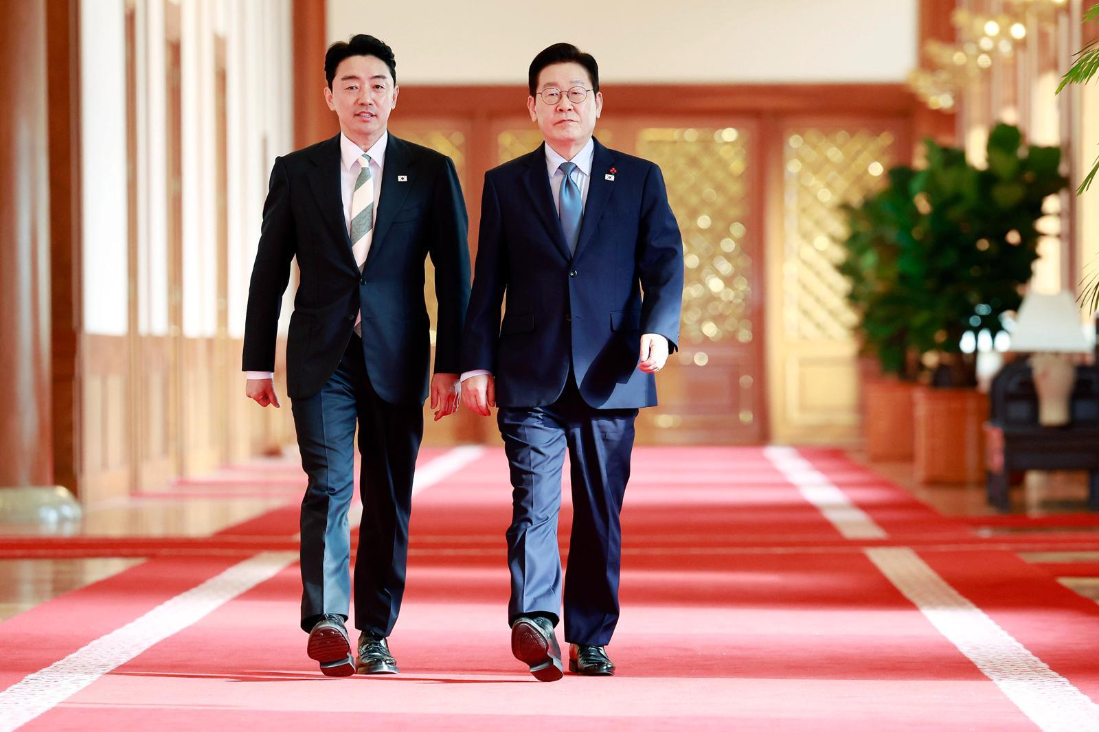 이재명 대통령과 강훈식 비서실장이 15일 청와대에서 열린 수석보좌관회의에 입장하고 있다. 2026.1.15 뉴스1