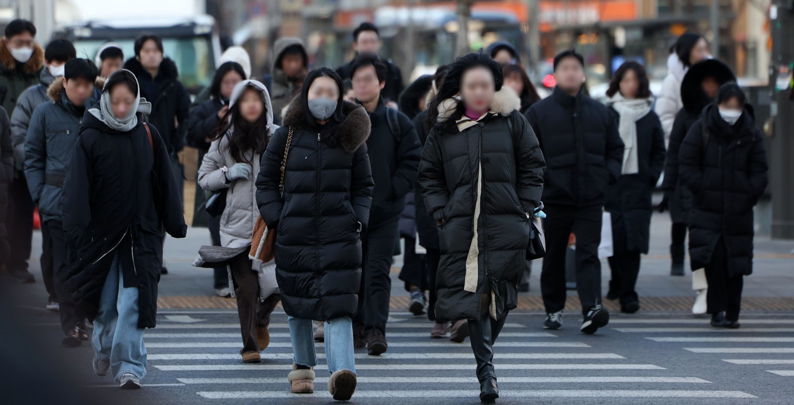서울 최저기온이 -13도를 기록하며 한파가 이어진 21일 서울 종로구 세종대로에서 두꺼운 옷을 입은 시민들이 길을 걷고 있다. 2026.01.21. [서울=뉴시스]