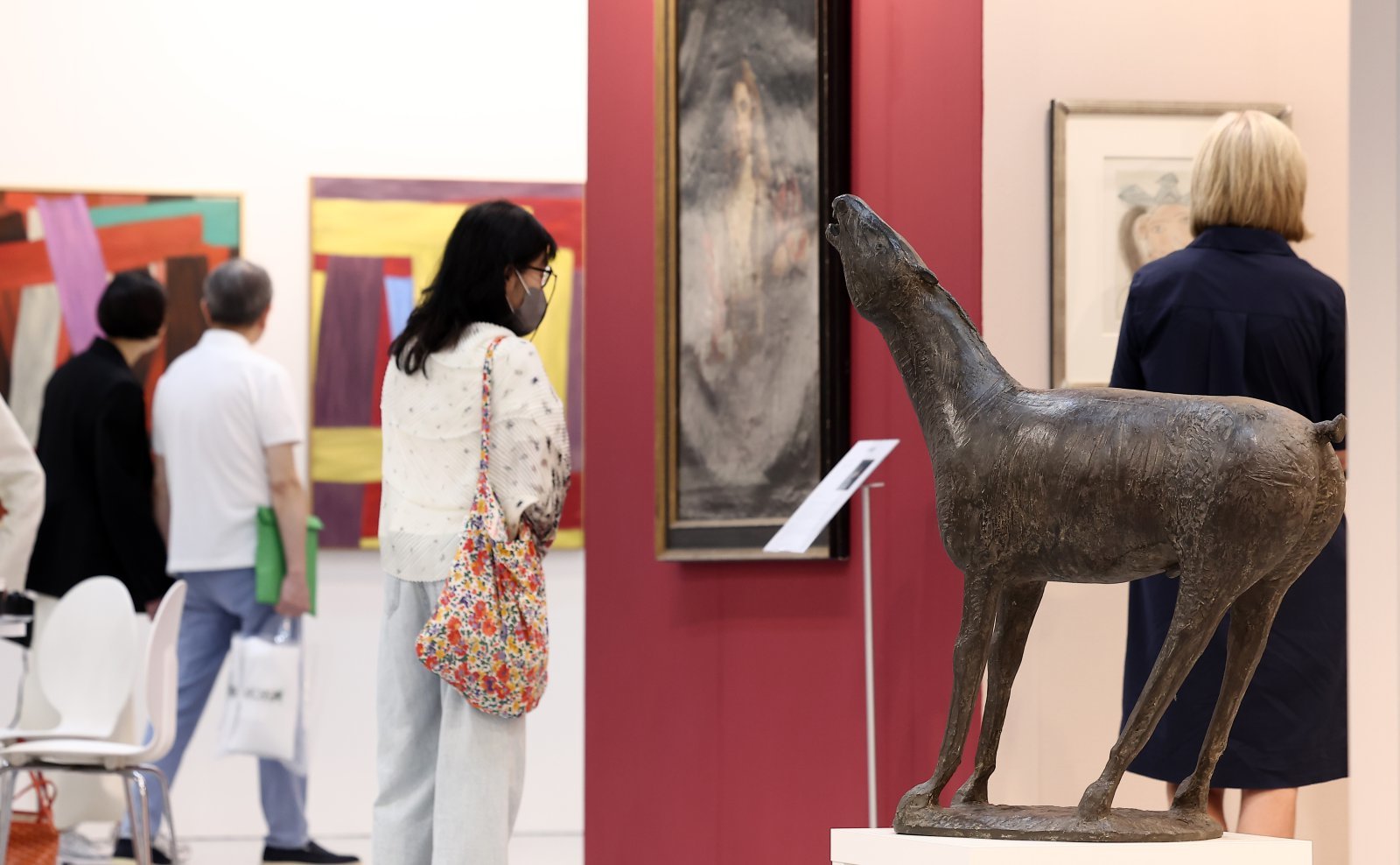 국내 최대 규모의 아트페어 ‘키아프 서울 2025’ VIP 프리뷰 데이를 찾은 관람객들이 전시장을 둘러보고 있다.