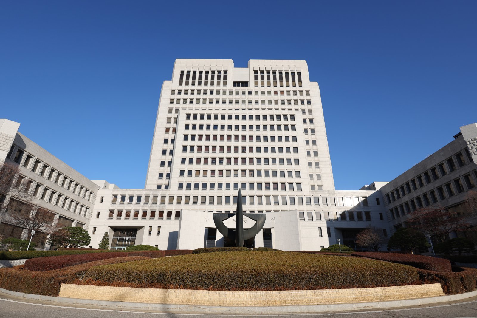 전국 법관 대표들이 8일 정기회의를 개최하고 내란전담재판부 설치 및 법왜곡죄 도입 등 사법개혁안을 검토한다. 전국법관대표회의는 사법제도 개선에 관한 재판제도 및 법관의 인사 및 평가제도 변경을 안건으로 상정했다. 사진은 8일 서울 서초구 대법원. 2025.12.08. [서울=뉴시스]