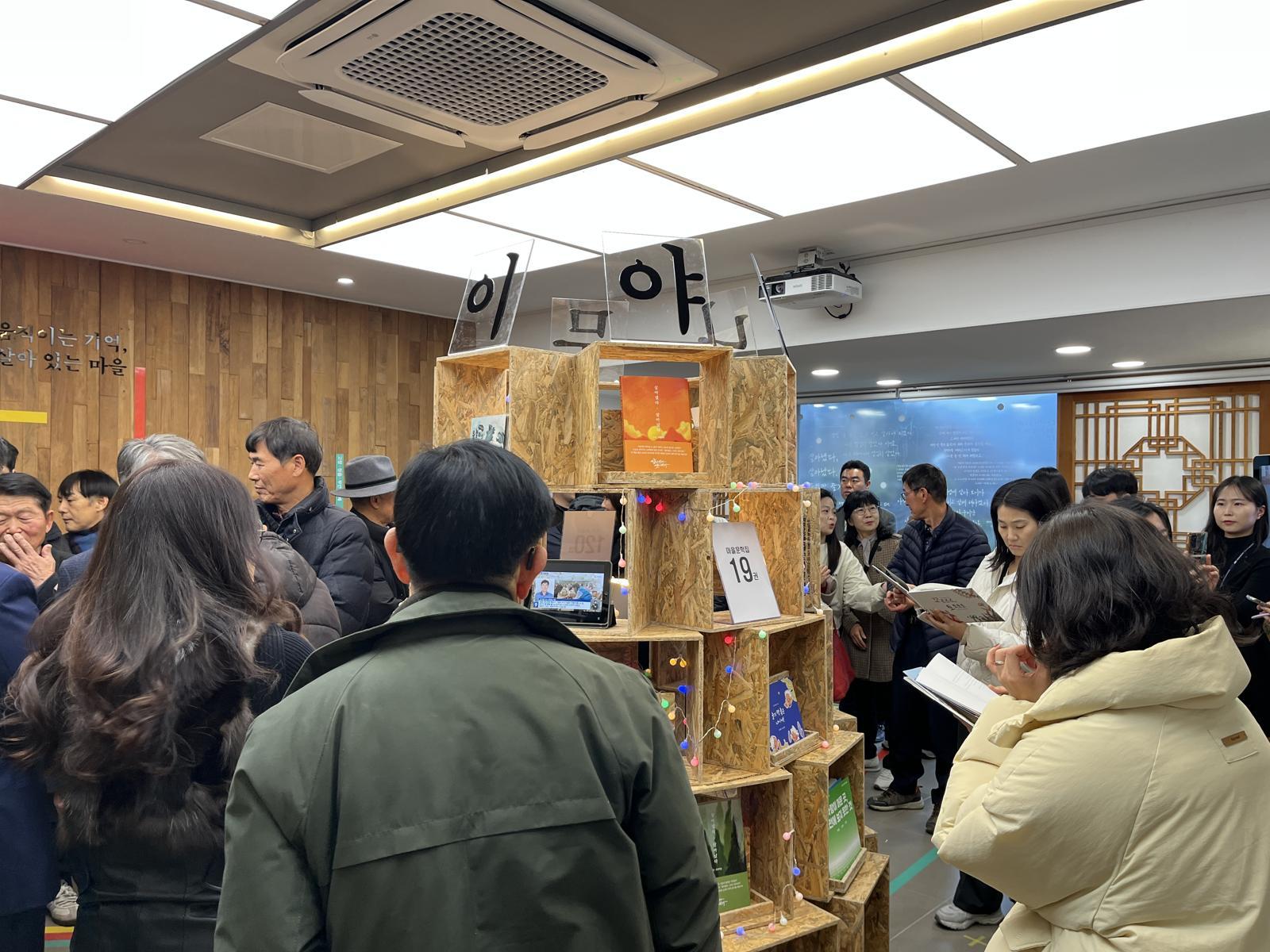 전북도지사 관사를 고쳐 복합문화공간으로 재탄생한 전주 한옥마을 내 하얀 양옥집에서 지난해 12월 열린 ‘움직이는 기억, 살아 있는 마을’ 전시회를 찾은 관람객들이 전북 10개 시·군, 10개 마을 주민들의 삶과 기억을 담은 전시물을 관람하고 있다. 전북문화관광재단 제공