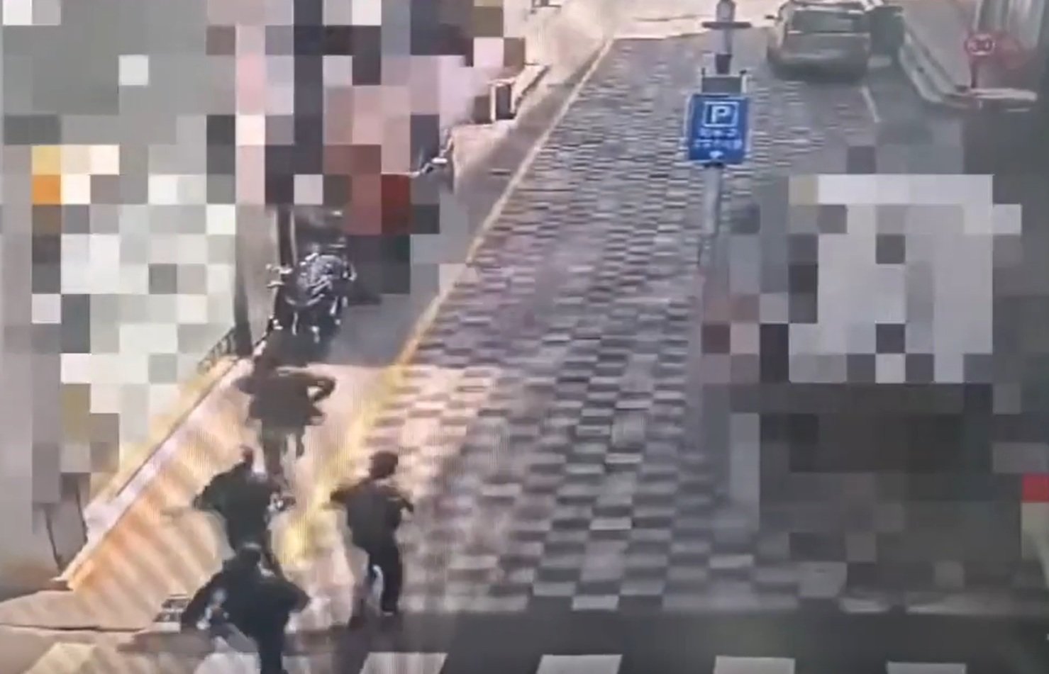 지난해 4월 제주시 길거리에서 중국인을 상대로 강도상해를 저지른 40대가 건물 안으로 도주하자 이를 추적하는 경찰관의 모습. 뇌출혈과 후두부 골절 등 중상을 입은 피해 중국인은 병원비 630만 원을 감당하지 못해 경찰의 도움을 받아야 했다. 제주경찰청 제공